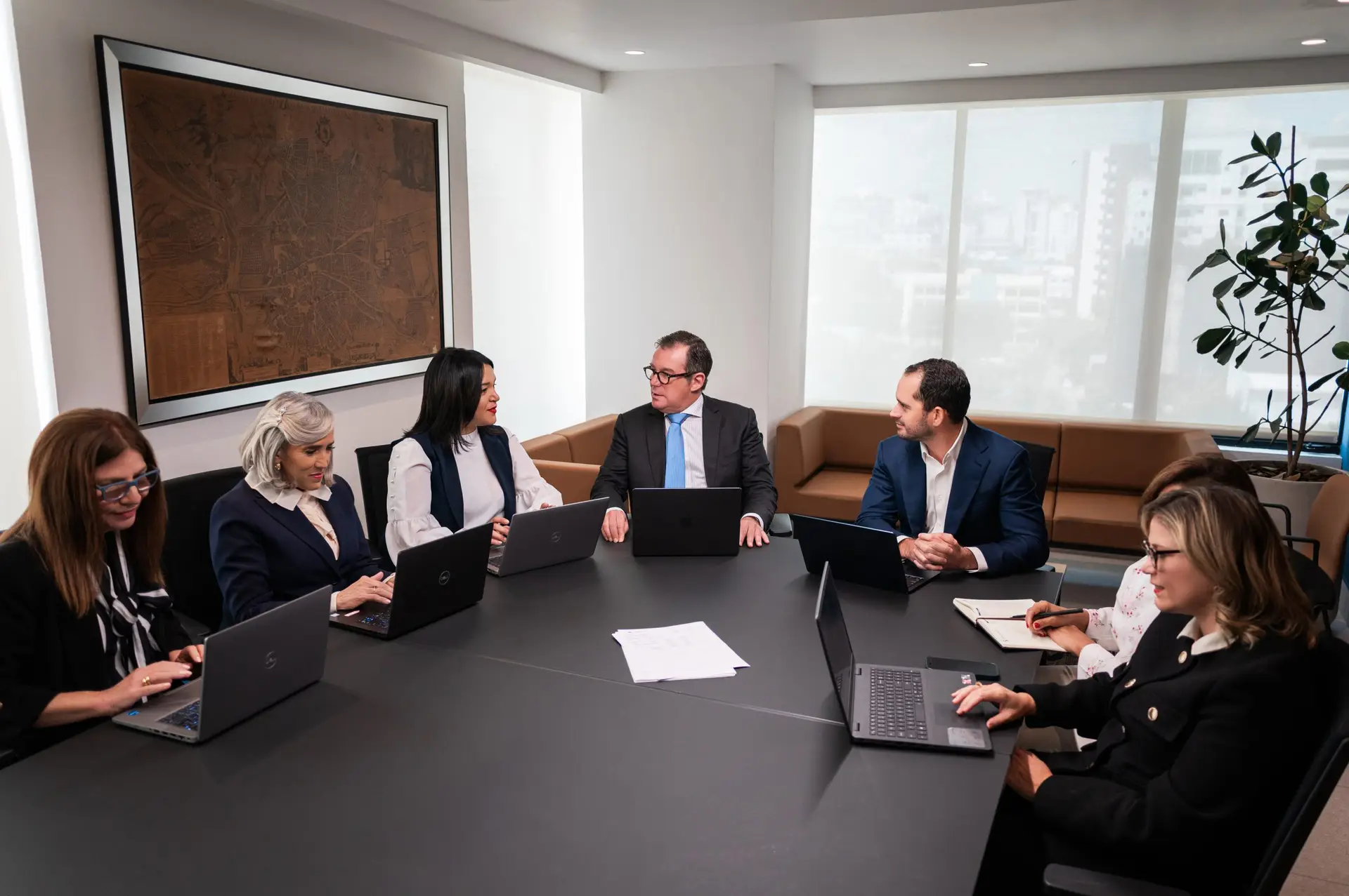 Reunión del equipo Del Rey en sus oficinas